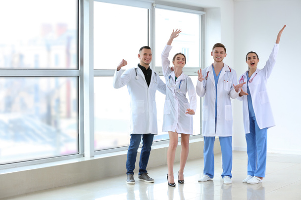 Team van gelukkig artsen in kliniek - Foto, afbeelding