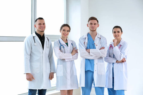 Команда молодих лікарів у клініці
 - Фото, зображення
