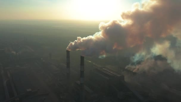 Kouřící tovární komíny. Environmentální problém znečištění životního prostředí a ovzduší ve velkých městech. Pohled na velkou rostlinu s dýmkami Kouření - Záběry, video