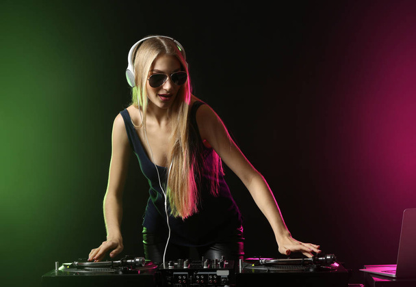 Kulüpte müzik çalan kadın DJ. - Fotoğraf, Görsel