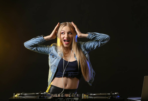 Nainen dj soittaa musiikkia klubilla - Valokuva, kuva