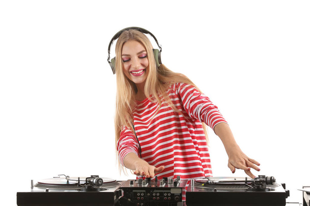 DJ féminin jouant de la musique sur fond blanc
 - Photo, image