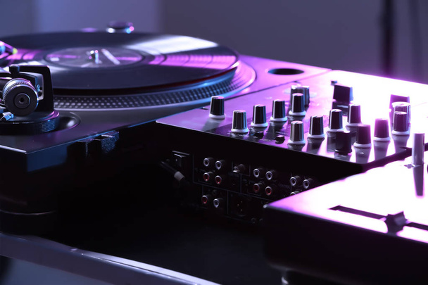 Moderni DJ mikseri klubilla, lähikuva
 - Valokuva, kuva