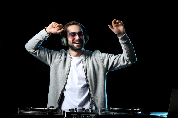 Mannelijke DJ speelt muziek in club - Foto, afbeelding