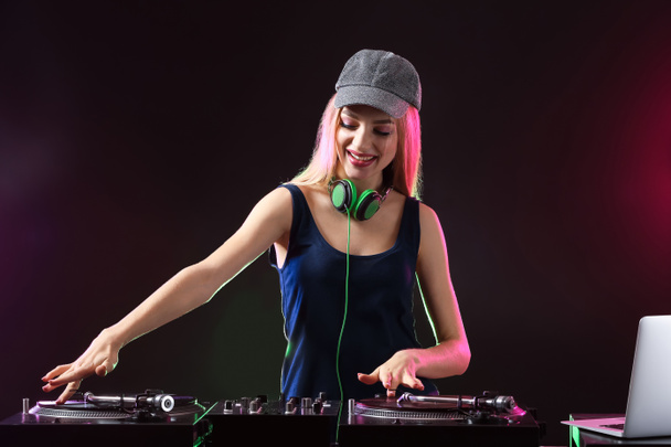 Vrouwelijke dj speelt muziek in club - Foto, afbeelding
