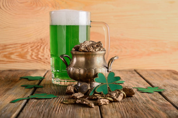 Altın pot ile kupa yeşil bira ve yonca ahşap masa üzerinde. Aziz Patrick günü kutlama - Fotoğraf, Görsel