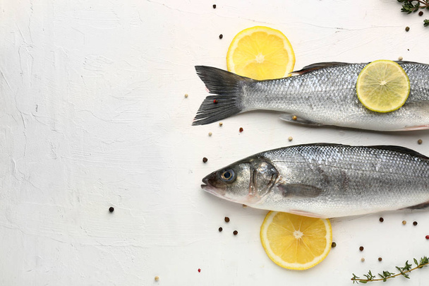 Peixe marinho fresco saboroso com especiarias no fundo branco
 - Foto, Imagem