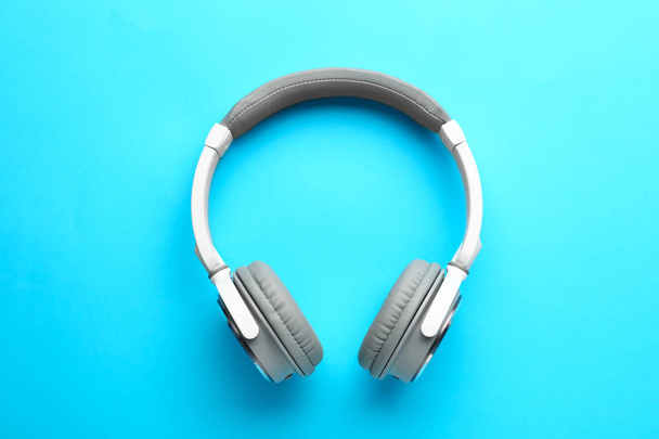 Moderní sluchátka na barevném pozadí - Fotografie, Obrázek