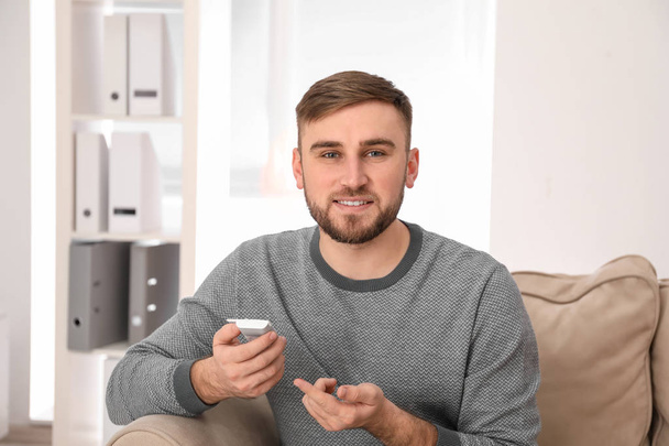 Homme diabétique mesurant la glycémie avec glucomètre numérique à la maison
 - Photo, image