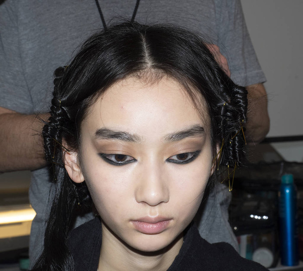 New York, NY, USA - February 12, 2019: A model prepares backstage for Christian Cowan Fall/Winter 2019 collection during New York Fashion at Spring Studios, Manhattan - Foto, Imagen