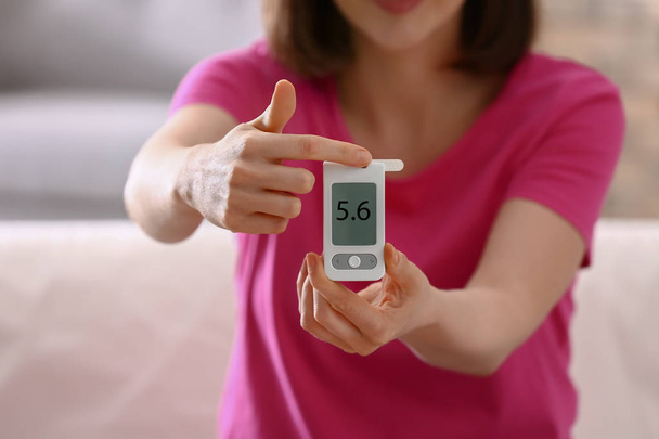 Diabetická žena měření hladiny cukru v krvi s digitální glukometr doma, closeup - Fotografie, Obrázek