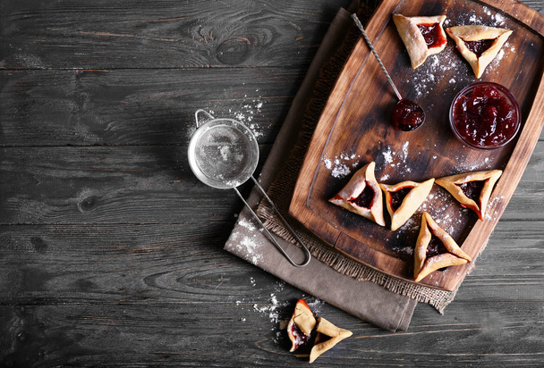 hamantaschen saboroso para férias de Purim na mesa de madeira
 - Foto, Imagem
