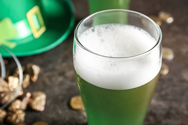 Lasi vihreää olutta Pyhän Patrickin päivänä pöydällä, lähikuva
 - Valokuva, kuva