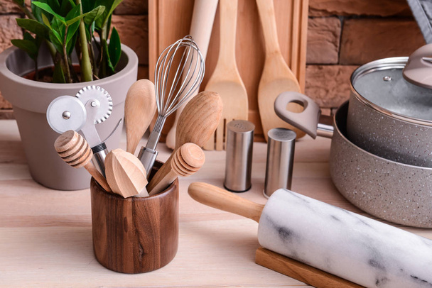 Conjunto de utensílios de cozinha na mesa
 - Foto, Imagem
