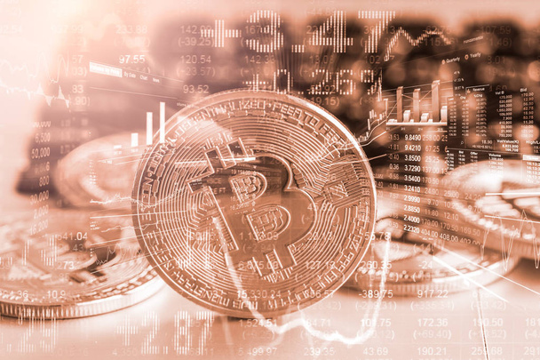 Moderne Art des Austauschs. Bitcoin ist ein bequemes Zahlungsmittel auf dem Weltwirtschaftsmarkt. Virtuelle digitale Währung und Konzept für den Handel mit Finanzanlagen. Abstrakte Kryptowährung mit Gold-Bitcoin-Hintergrund. - Foto, Bild