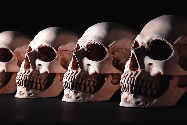 Menselijke schedels op zwarte achtergrond - Foto, afbeelding