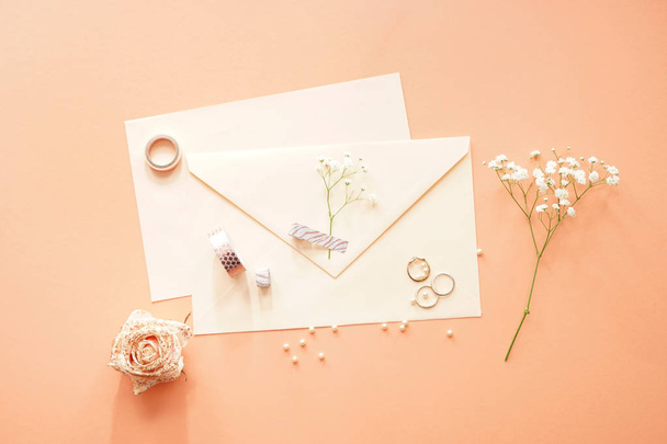 Kaunis koostumus kirjekuoret, kukkia ja kohteita käsityöt värillinen tausta
 - Valokuva, kuva