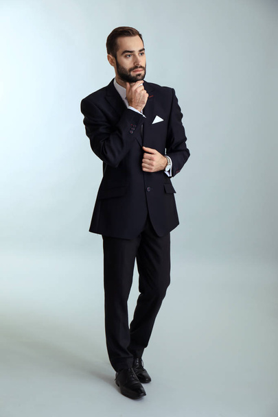 Guapo hombre de moda en ropa formal contra fondo claro
 - Foto, imagen