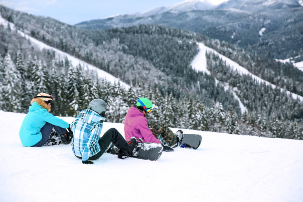 snowboarders deportivos en el resort de invierno
 - Foto, Imagen