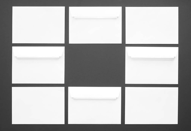 Muitos envelopes em branco no fundo escuro
 - Foto, Imagem