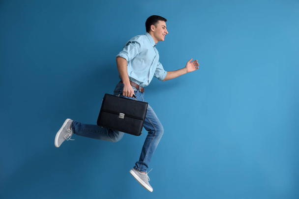Futó ember, a táska segítségével színes háttérrel - Fotó, kép