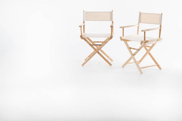 Два крісла директора з дерева та тканини Зручно сидіти на білому тлі, копіювати простір
 - Фото, зображення
