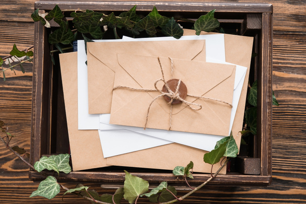 Boîte avec beaucoup de lettres sur fond en bois
 - Photo, image