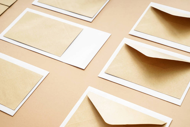 Muitos envelopes em branco no fundo da cor
 - Foto, Imagem