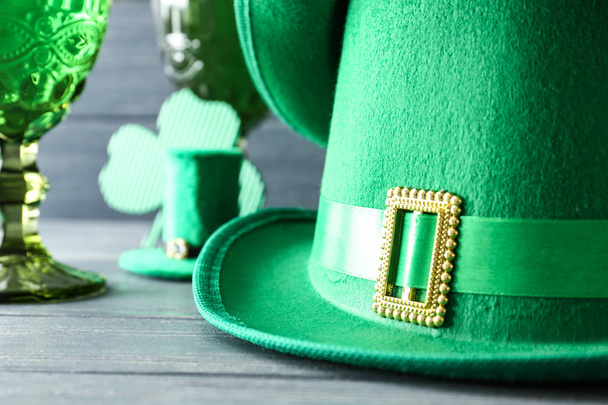 Manó kalap fából készült asztal. St. Patrick's Day celebration - Fotó, kép
