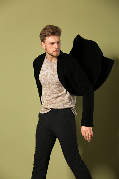Fashionable young man on color background - Foto, Imagen