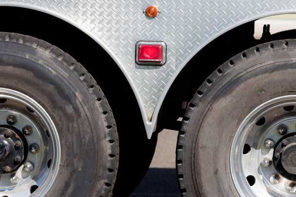 Pneus et roues d'essieu de remorque de camion industriel en plein soleil
 - Photo, image