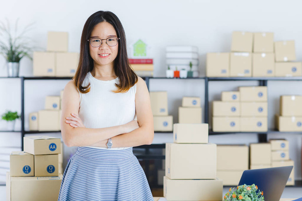 Joven, hermosa, mujer de negocios asiática, pelo largo y negro, con gafas graduadas, de manera casual enviando brazo cruzado con fondo de oficina en casa startup
 - Foto, imagen