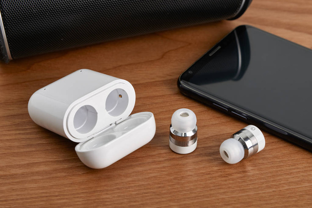 fones de ouvido sem fio sem fio bluetooth e caixa carregável com smartphone e alto-falante partable
 - Foto, Imagem