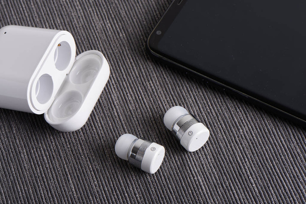ücretli durumda ve smartphone kablosuz kablosuz bluetooth kulaklıkları - Fotoğraf, Görsel