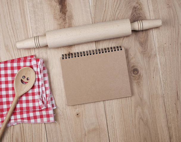 пустой открытый ноутбук в строке и деревянные кухонные принадлежности, концепция рецепта
 - Фото, изображение