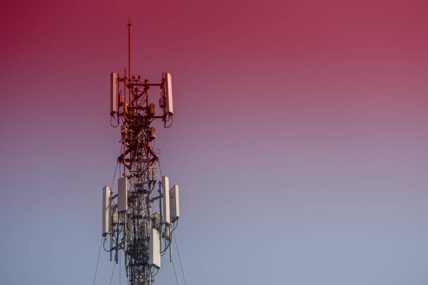 Communicatie toren transmissie signaal leiband en rode achtergrond. - Foto, afbeelding