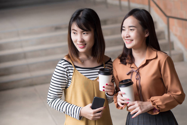 portrait de femmes asiatiques heureuses et souriantes regardant loin avec copyspace ; modèle de jeune femme adulte asiatique
 - Photo, image