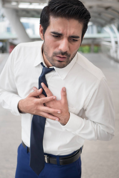 kranker asiatischer Mann leidet an Herzinfarkt, Krampfanfall - Foto, Bild