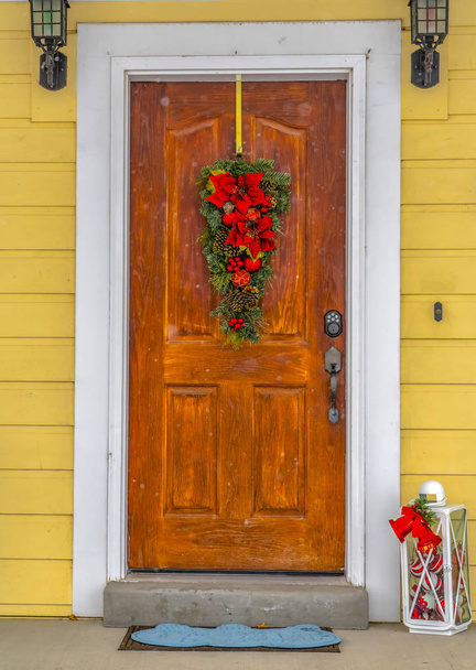 Porta da frente com decoração de Natal no inverno
 - Foto, Imagem
