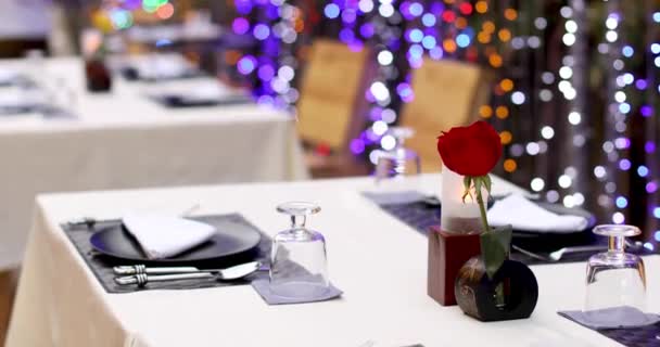 Mesa servida con rosa roja en jarrón
 - Metraje, vídeo