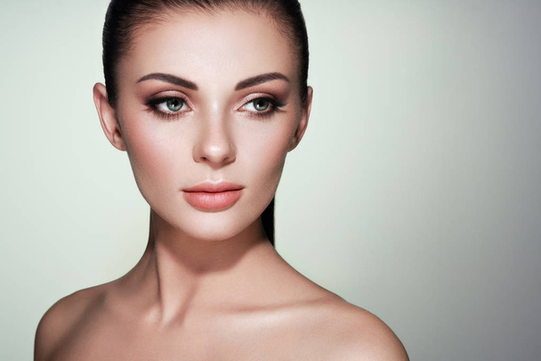Beautiful Young Woman with Clean Fresh Skin. Perfect Makeup. Beauty Fashion. Eyelashes. Cosmetic Eyeshadow. Highlighting. Cosmetology, Beauty and Spa - Foto, imagen