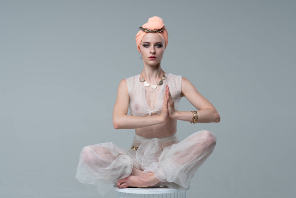 joven hermosa chica haciendo yoga en el estudio en ropa blanca
 - Foto, imagen