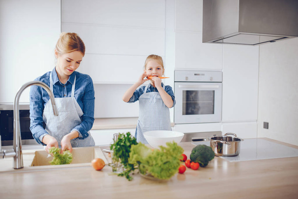 mother with daughter in the kitchen - Foto, Imagen