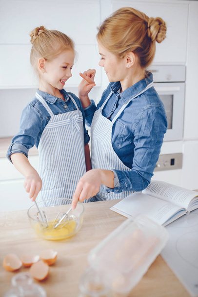 mother with daughter in the kitchen - Valokuva, kuva