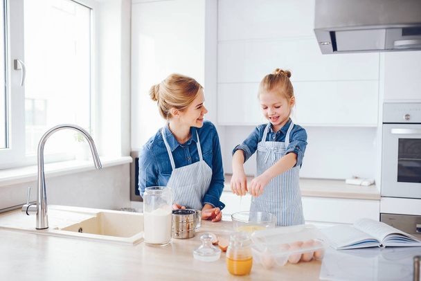 mother with daughter in the kitchen - Fotografie, Obrázek