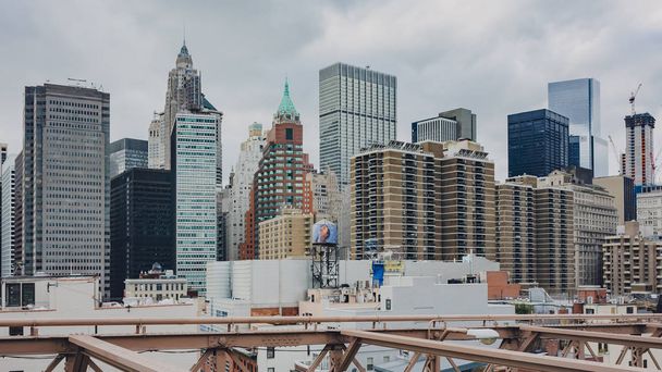 Нью-Йорк, США - 2 января 2016 г.: Вид зданий нижнего Манхэттена с Бруклинского моста
 - Фото, изображение