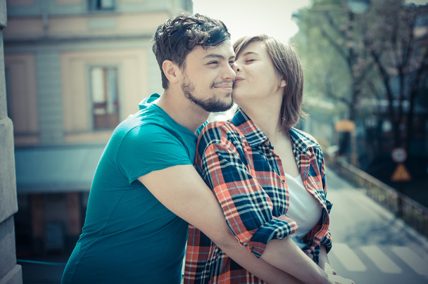 Jeune couple embrasser - Photo, image