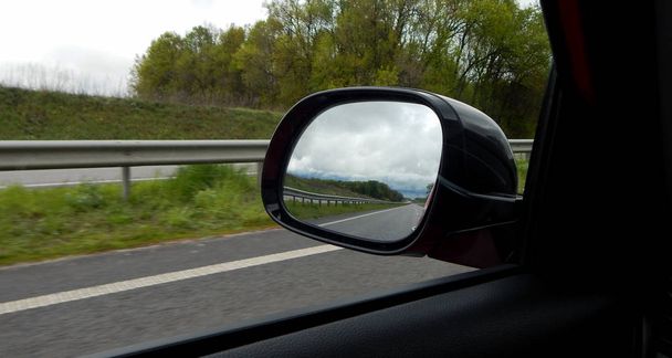 Καθρέφτης πλευρά του οχήματος σε ταχύτητα στην εθνική οδό - Φωτογραφία, εικόνα