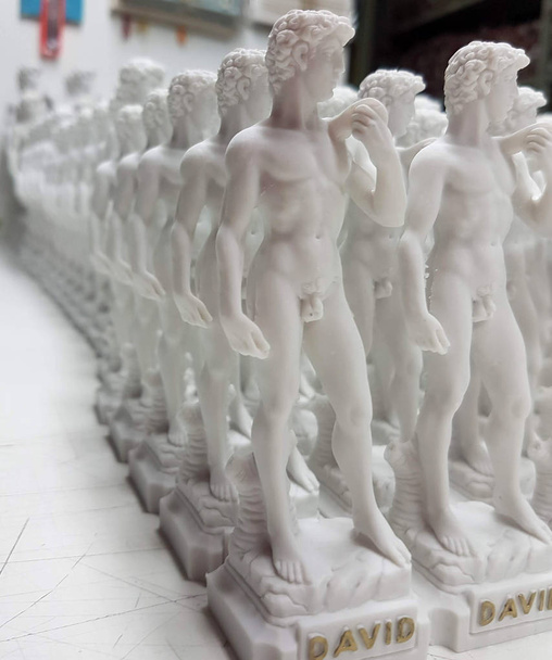 joukko patsaita Michelangelo David, veistoksia marmoria tai kipsi valmis ostamaan turisteja
 - Valokuva, kuva