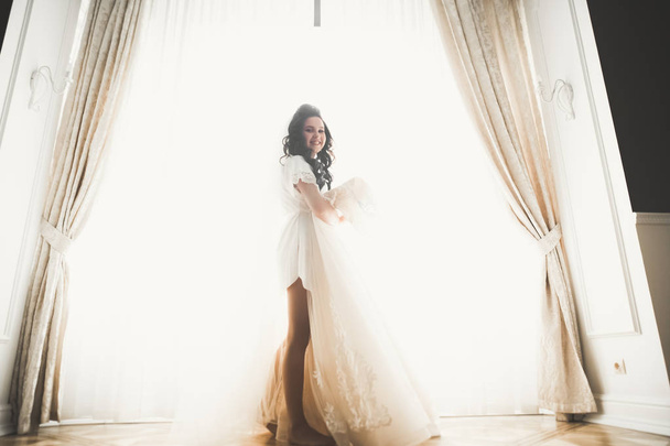 Beautiful luxury bride in elegant white dress. - Valokuva, kuva